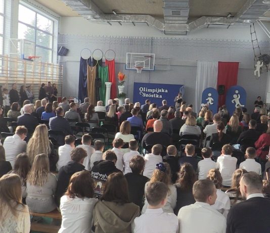 „SZÓSTKA” WRESZCIE SIĘ DOCZEKAŁA – UROCZYSTE OTWARCIE SALI GIMNASTYCZNEJ W MIECHOCINIE