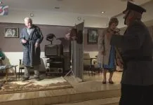 PRL W PIGUŁCE – SENIORZY Z NOWEJ DĘBY ZAPREZENTOWALI SIĘ NA SCENIE