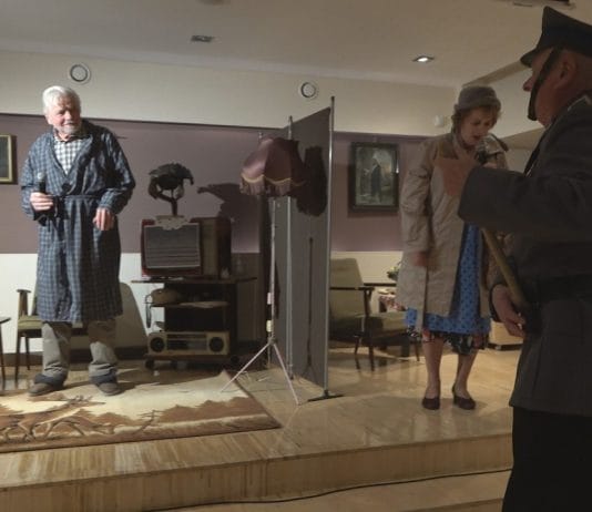 PRL W PIGUŁCE – SENIORZY Z NOWEJ DĘBY ZAPREZENTOWALI SIĘ NA SCENIE