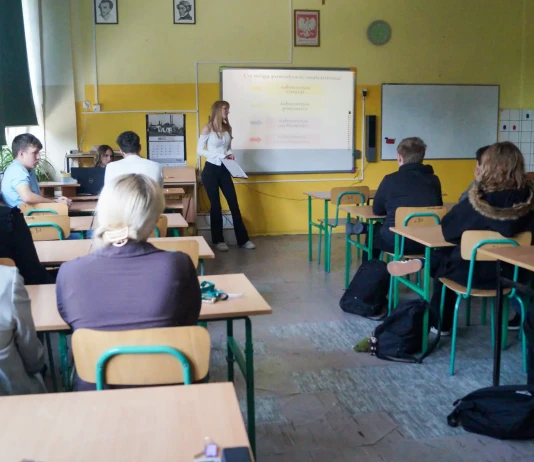 „Echo Ciszy”. Młodzież z tarnobrzeskiego „Kopernika” walczy z problemami z psychiką młodzieży w szkołach Echo Ciszy-3