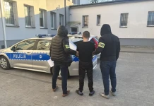 Policjanci zatrzymali agresywnego 25-latka. Mężczyzna odpowie za atak na ekspedientkę oraz włamania KMP - agresywny 25-latek