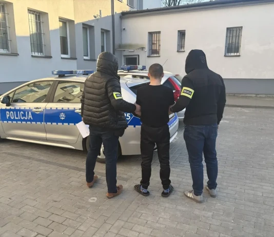 Policjanci zatrzymali agresywnego 25-latka. Mężczyzna odpowie za atak na ekspedientkę oraz włamania KMP - agresywny 25-latek