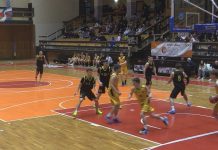 SIARKA TARNOBRZEG Z KOMPLETEM WYGRANYCH – KOSZYKARZE WYSOKO POKONALI DRUŻYNĘ Z ŁAŃCUTA