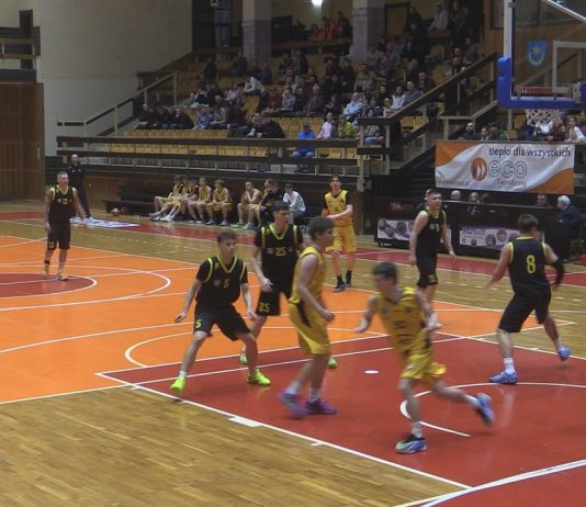 SIARKA TARNOBRZEG Z KOMPLETEM WYGRANYCH – KOSZYKARZE WYSOKO POKONALI DRUŻYNĘ Z ŁAŃCUTA