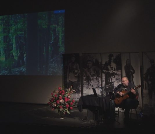 PODZIEMNA ARMIA POWRACA – PATRIOTYCZNY KONCERT PAWŁA PIEKARCZYKA W TARNOBRZEGU