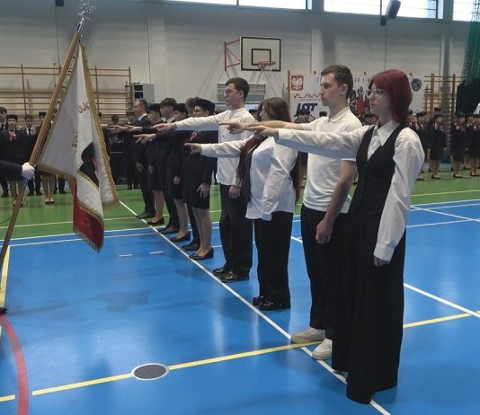 UROCZYSTE ŚLUBOWANIE UCZNIÓW KLAS PIERWSZYCH – Zespół Szkół Nr 1 w Tarnobrzegu