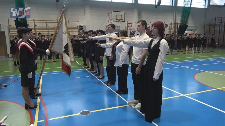 UROCZYSTE ŚLUBOWANIE UCZNIÓW KLAS PIERWSZYCH – Zespół Szkół Nr 1 w Tarnobrzegu