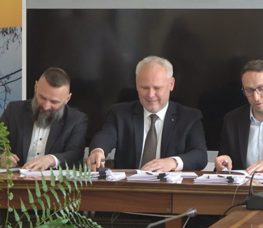 UMOWY Z WYKONAWCAMI PODPISANE – PORA NA DUŻE INWESTYCJE W TARNOBRZESKICH SZKOŁACH