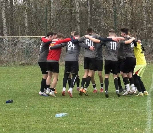 PIŁKARZE OKS WIELOWIEŚ W DRODZE PO AWANS – GOSPODARZE ROZBILI PŁOMIENIA CHMIELÓW