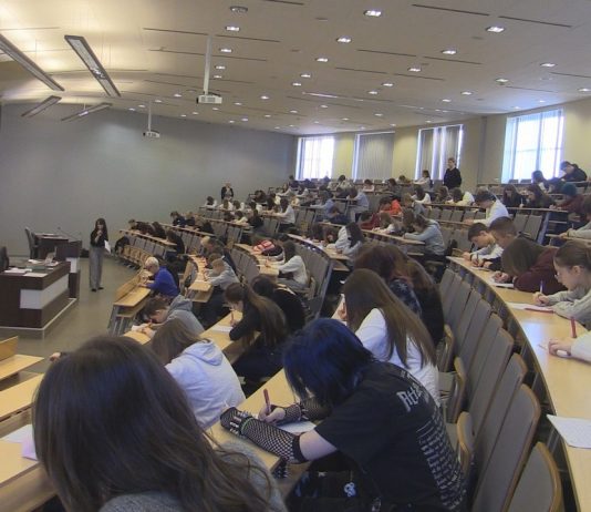 ZMAGANIA Z GRAMATYKĄ I ORTOGRAFIĄ – JUBILEUSZOWE DYKTANDO W TARNOBRZEGU