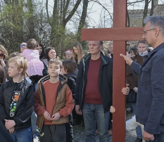 DROGA KRZYŻOWA W PARKU DZIKOWSKIM – WIELKI PIĄTEK W TARNOBRZEGU DROGA KRZYŻOWA W PARKU DZIKOWSKIM