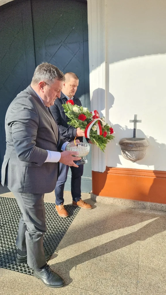 10 KWIETNIA - HOŁD DLA OFIAR KATASTROFY SMOLEŃSKIEJ I ZBRODNI KATYŃSKIEJ 1 HOŁD DLA OFIAR KATASTROFY SMOLEŃSKIEJ - 1