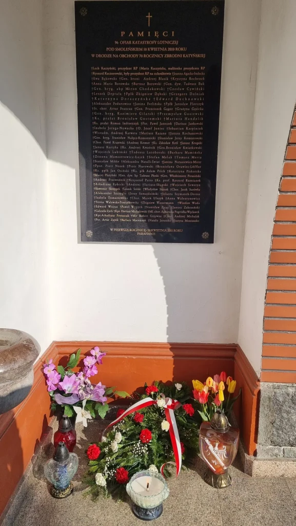 10 KWIETNIA - HOŁD DLA OFIAR KATASTROFY SMOLEŃSKIEJ I ZBRODNI KATYŃSKIEJ 2 HOŁD DLA OFIAR KATASTROFY SMOLEŃSKIEJ - 2