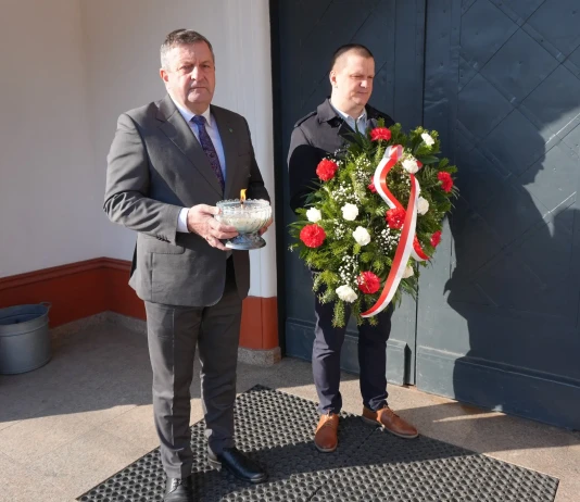 10 KWIETNIA – HOŁD DLA OFIAR KATASTROFY SMOLEŃSKIEJ I ZBRODNI KATYŃSKIEJ HOŁD DLA OFIAR KATASTROFY SMOLEŃSKIEJ - 3