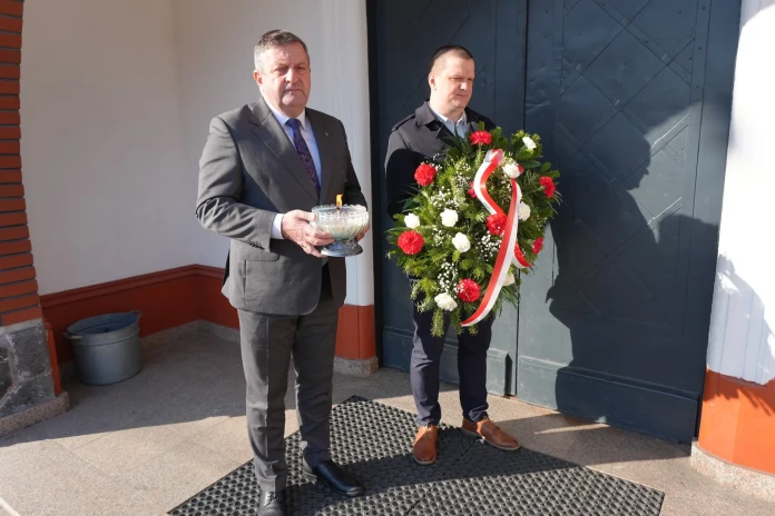 HOŁD DLA OFIAR KATASTROFY SMOLEŃSKIEJ - 3 HOŁD DLA OFIAR KATASTROFY SMOLEŃSKIEJ - 3