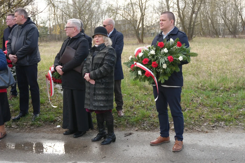 10 KWIETNIA - HOŁD DLA OFIAR KATASTROFY SMOLEŃSKIEJ I ZBRODNI KATYŃSKIEJ 3 HOŁD DLA OFIAR KATASTROFY SMOLEŃSKIEJ - 4