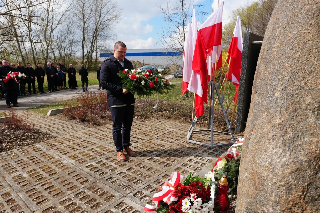 10 KWIETNIA - HOŁD DLA OFIAR KATASTROFY SMOLEŃSKIEJ I ZBRODNI KATYŃSKIEJ 4 HOŁD DLA OFIAR KATASTROFY SMOLEŃSKIEJ - 5