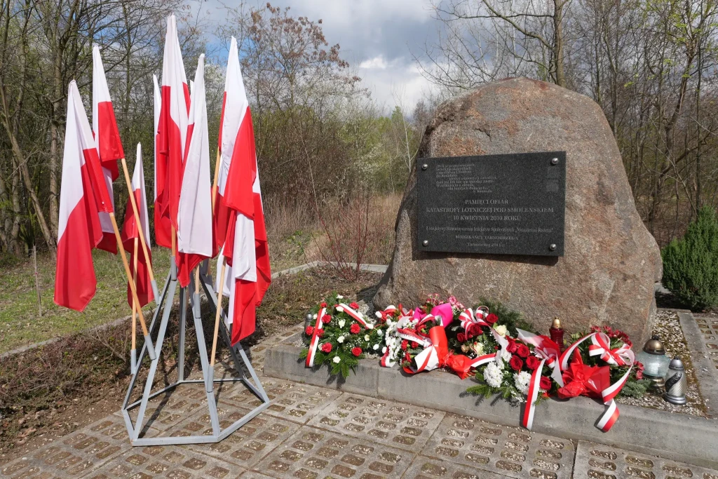 10 KWIETNIA - HOŁD DLA OFIAR KATASTROFY SMOLEŃSKIEJ I ZBRODNI KATYŃSKIEJ 5 HOŁD DLA OFIAR KATASTROFY SMOLEŃSKIEJ - 6