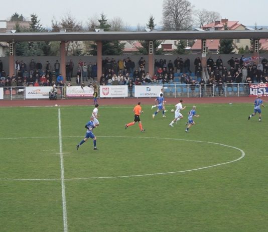PIŁKARZE WISŁY SANDOMIERZ BEZ PUNKTÓW – ZWYCIĘSTWO MŁODEJ DRUŻYNY ZE STARACHOWIC