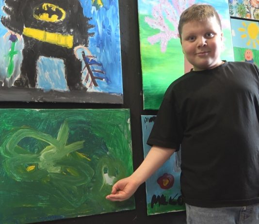 WYSTAWA Z PRZESŁANIEM W TARNOBRZEGU – UCZNIOWIE ZESPOŁU SZKÓŁ SPECJALNYCH ROZWIJAJĄ NOWE PASJE