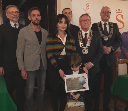 DOCENIENI ZA WKŁAD W ROZWÓJ I PROMOCJĘ MIASTA – WŁADZE SANDOMIERZA WRĘCZYŁY NAGRODY