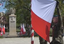 W BIAŁO-CZERWONYCH BARWACH – UROCZYSTY DZIEŃ FLAGI W NOWEJ DĘBIE