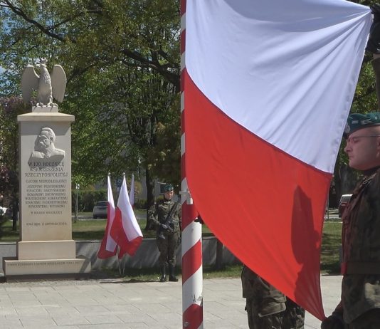 W BIAŁO-CZERWONYCH BARWACH – UROCZYSTY DZIEŃ FLAGI W NOWEJ DĘBIE