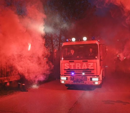 STRAŻACKIE ŚWIĘTO W SUCHORZOWIE – EFEKTOWNE POWITANIE NOWEGO SAMOCHODU
