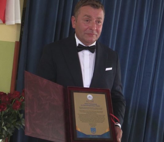 DONIOSŁA UROCZYSTOŚĆ W MIEJSCOWOŚCI TRZEŚŃ – SZKOŁA PODSTAWOWA OBCHODZIŁA JUBILEUSZ