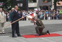 HISTORYCZNY DZIEŃ DLA 18. BRYGADY ARTYLERII – ŻOŁNIERZE Z NOWEJ DĘBY OTRZYMALI SZTANDAR