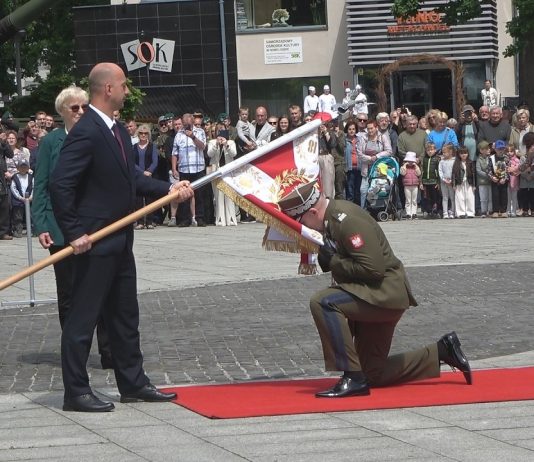 HISTORYCZNY DZIEŃ DLA 18. BRYGADY ARTYLERII – ŻOŁNIERZE Z NOWEJ DĘBY OTRZYMALI SZTANDAR