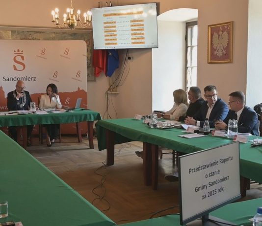 SESJA ABSOLUTORYJNA W SANDOMIERZU – RADA MIEJSKA POZYTYWNIE OCENIŁA BURMISTRZA