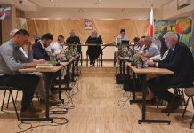 RADA MIEJSKA W NOWEJ DĘBIE ZDECYDOWAŁA – BURMISTRZ Z ABSOLUTORIUM, ALE BEZ WOTUM ZAUFANIA