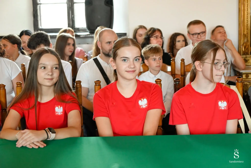 Uroczysta gala wręczenia nagród dla najlepszych uczniów szkół podstawowych za wybitne osiągnięcia w nauce i sporcie 1 Najlepsi - 01