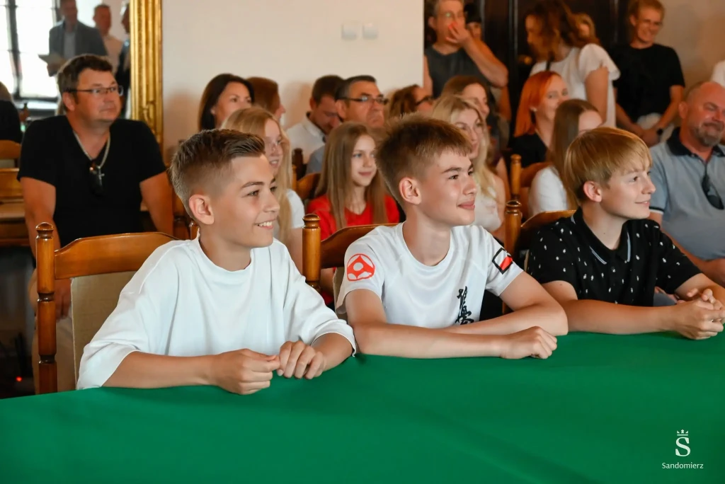 Uroczysta gala wręczenia nagród dla najlepszych uczniów szkół podstawowych za wybitne osiągnięcia w nauce i sporcie 2 Najlepsi - 02