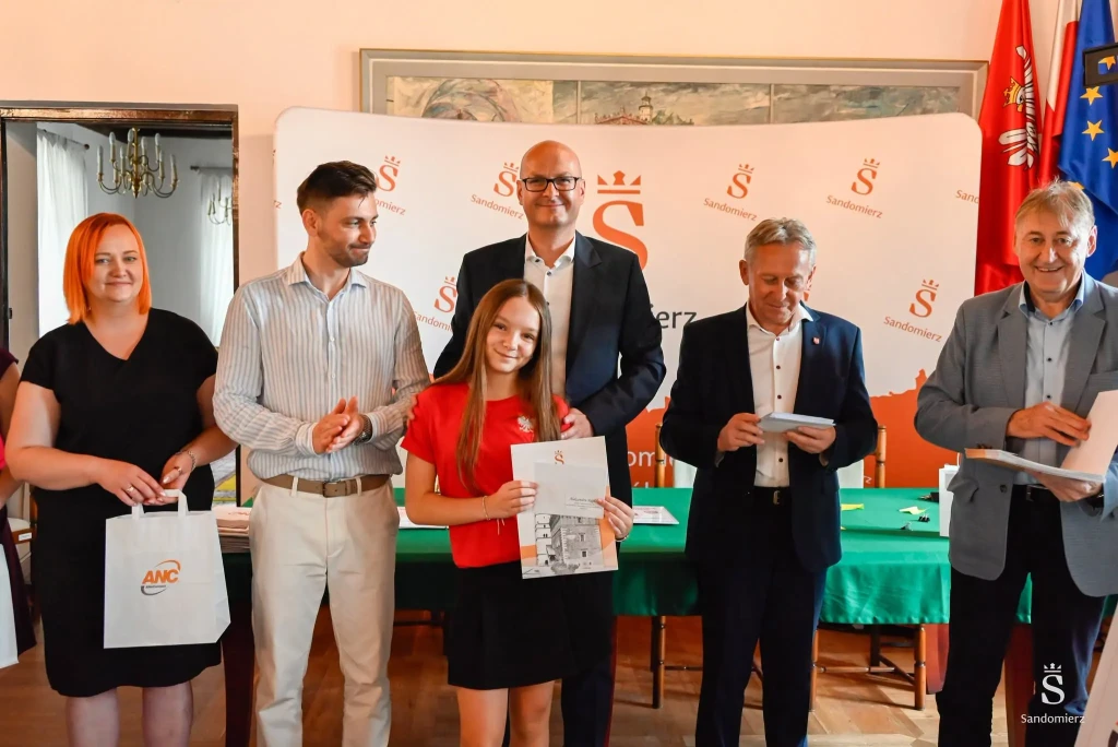Uroczysta gala wręczenia nagród dla najlepszych uczniów szkół podstawowych za wybitne osiągnięcia w nauce i sporcie 10 Najlepsi - 11