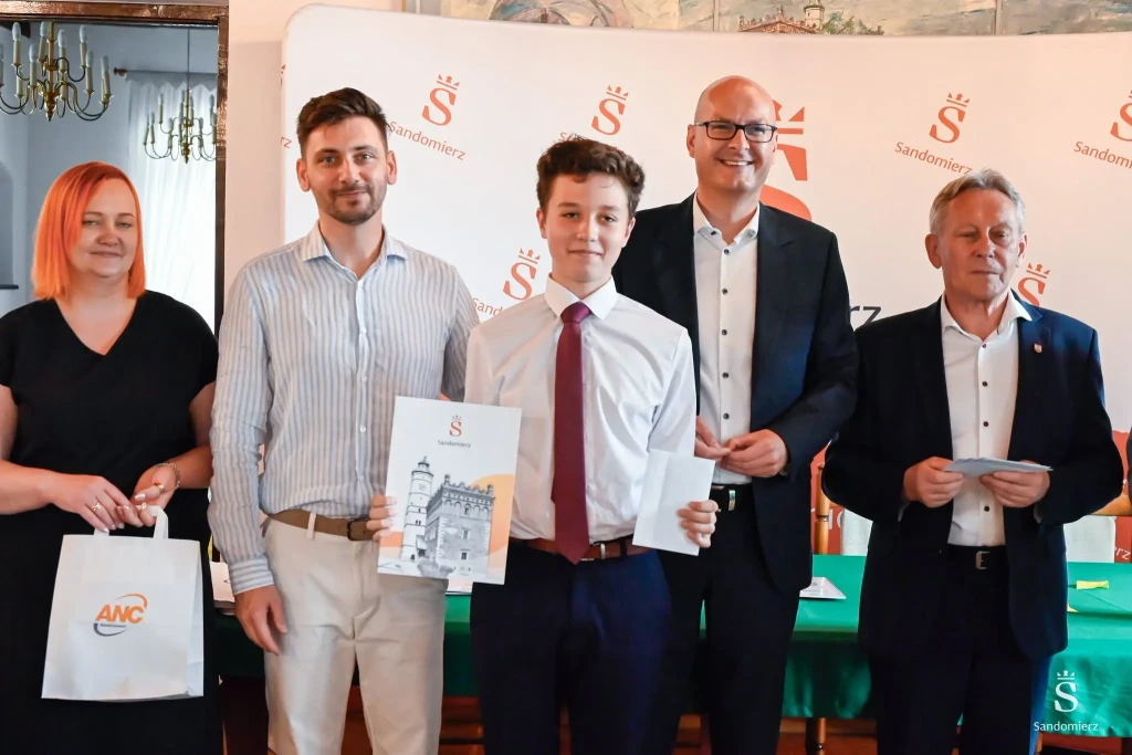Uroczysta gala wręczenia nagród dla najlepszych uczniów szkół podstawowych za wybitne osiągnięcia w nauce i sporcie 11 Najlepsi - 12