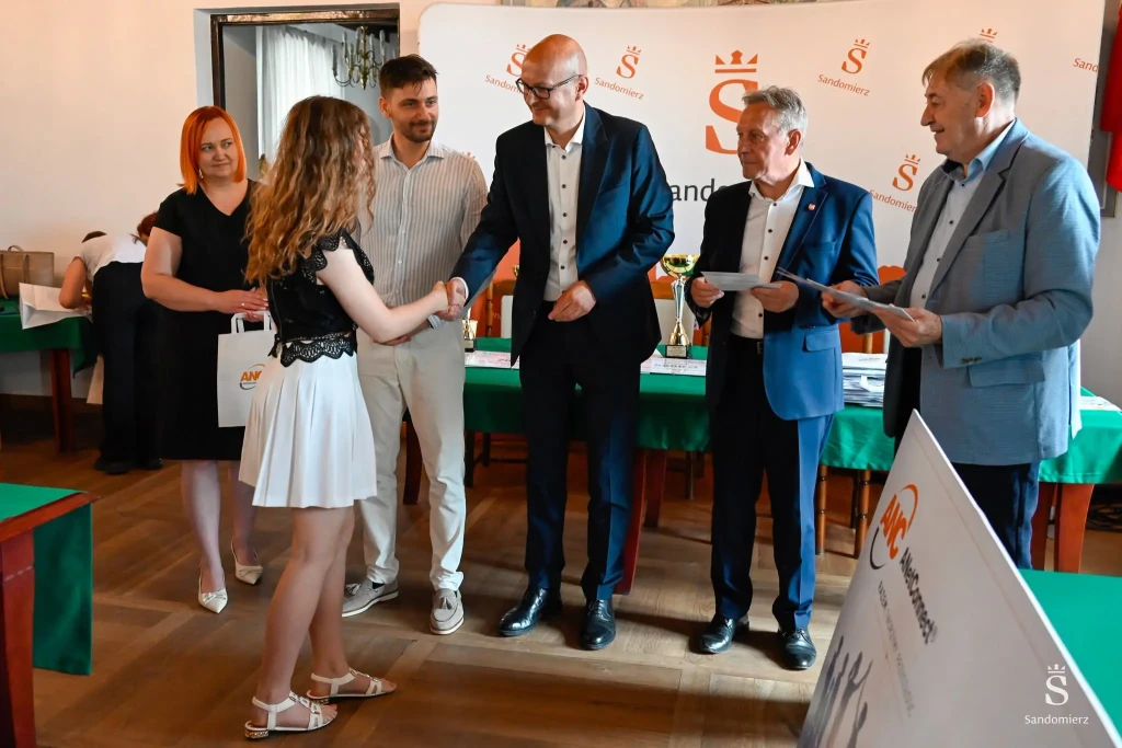 Uroczysta gala wręczenia nagród dla najlepszych uczniów szkół podstawowych za wybitne osiągnięcia w nauce i sporcie 13 Najlepsi - 14