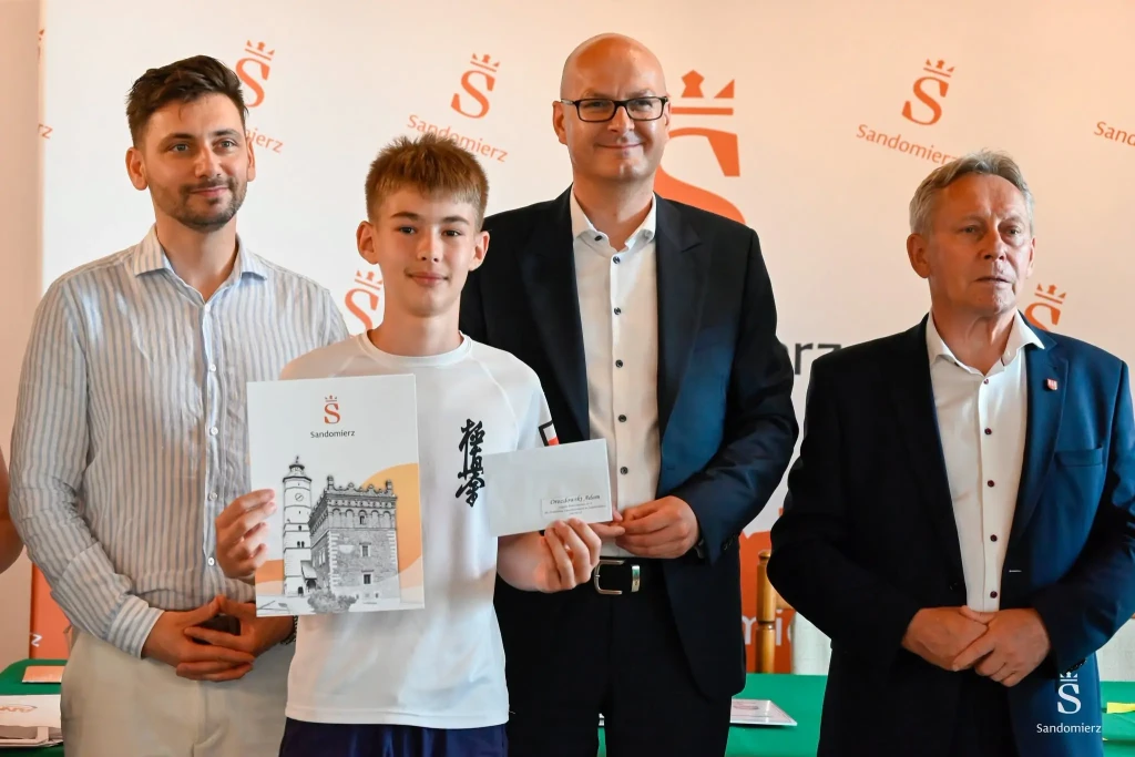 Uroczysta gala wręczenia nagród dla najlepszych uczniów szkół podstawowych za wybitne osiągnięcia w nauce i sporcie 15 Najlepsi - 16
