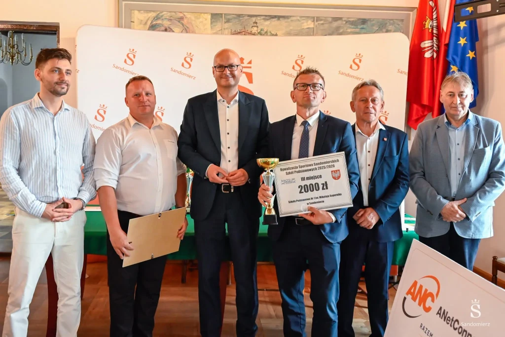 Uroczysta gala wręczenia nagród dla najlepszych uczniów szkół podstawowych za wybitne osiągnięcia w nauce i sporcie 16 Najlepsi - 17